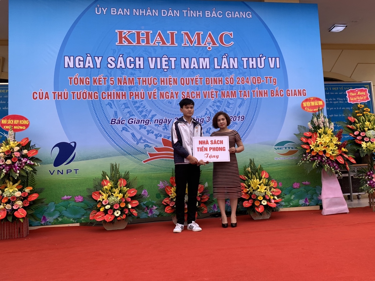 Bà Chu Diệu Linh- Đại diện Nhà sách Tiền Phong trao tặng sách cho Thư viện tỉnh Bắc Giang