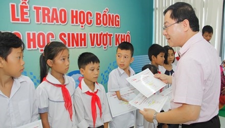 Nhà báo Lê Xuân Sơn - Tổng biên tập báo Tiền Phong trao học bổng cho các học sinh
