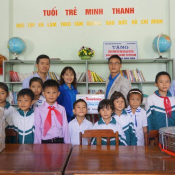 Công ty cổ phần Tiền Phong trao tặng gần 200 đầu sách cho Câu lạc bộ thanh thiếu nhi xã Minh Thanh, huyện Sơn Dương, Tuyên Quang.