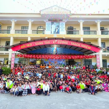 Nhà sách Tiền Phong tặng hơn 750 suất quà Trung thu cho trẻ em Lào Cai