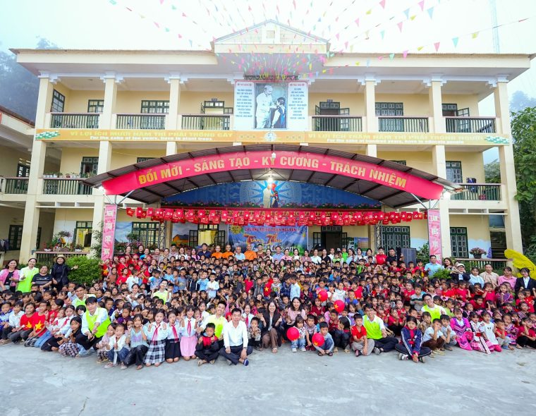 Nhà sách Tiền Phong tặng hơn 750 suất quà Trung thu cho trẻ em Lào Cai