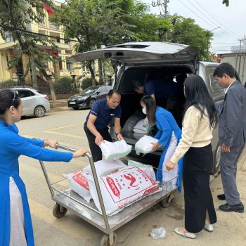 Nhà sách Tiền Phong sẻ chia cùng thầy trò vùng lũ Thái Nguyên sau bão số 11